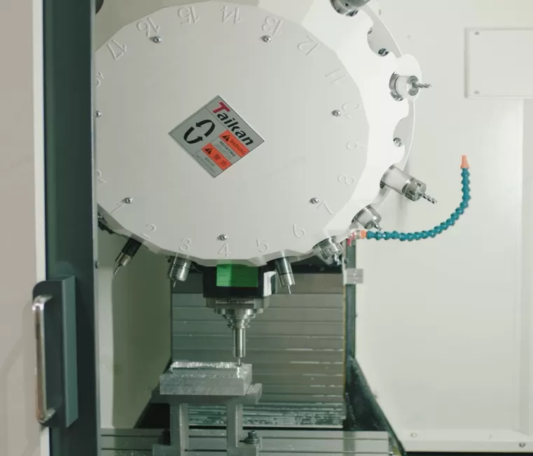 Cechy centrum obróbkowego wiercenia i frezowania